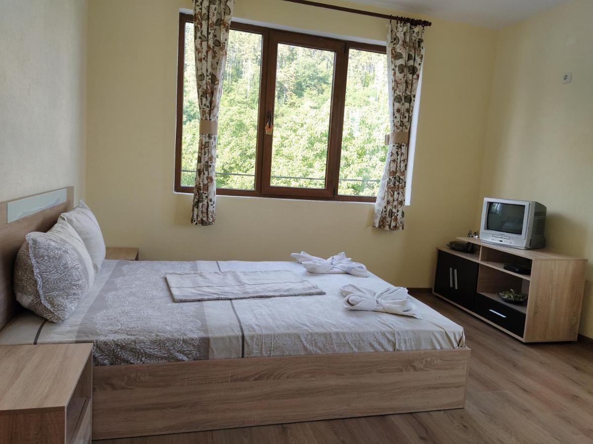 Guest House Proynovi คาโลเฟอร์ ภายนอก รูปภาพ