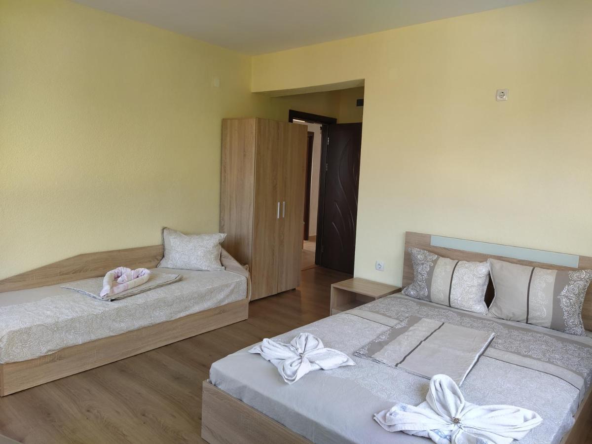Guest House Proynovi คาโลเฟอร์ ภายนอก รูปภาพ