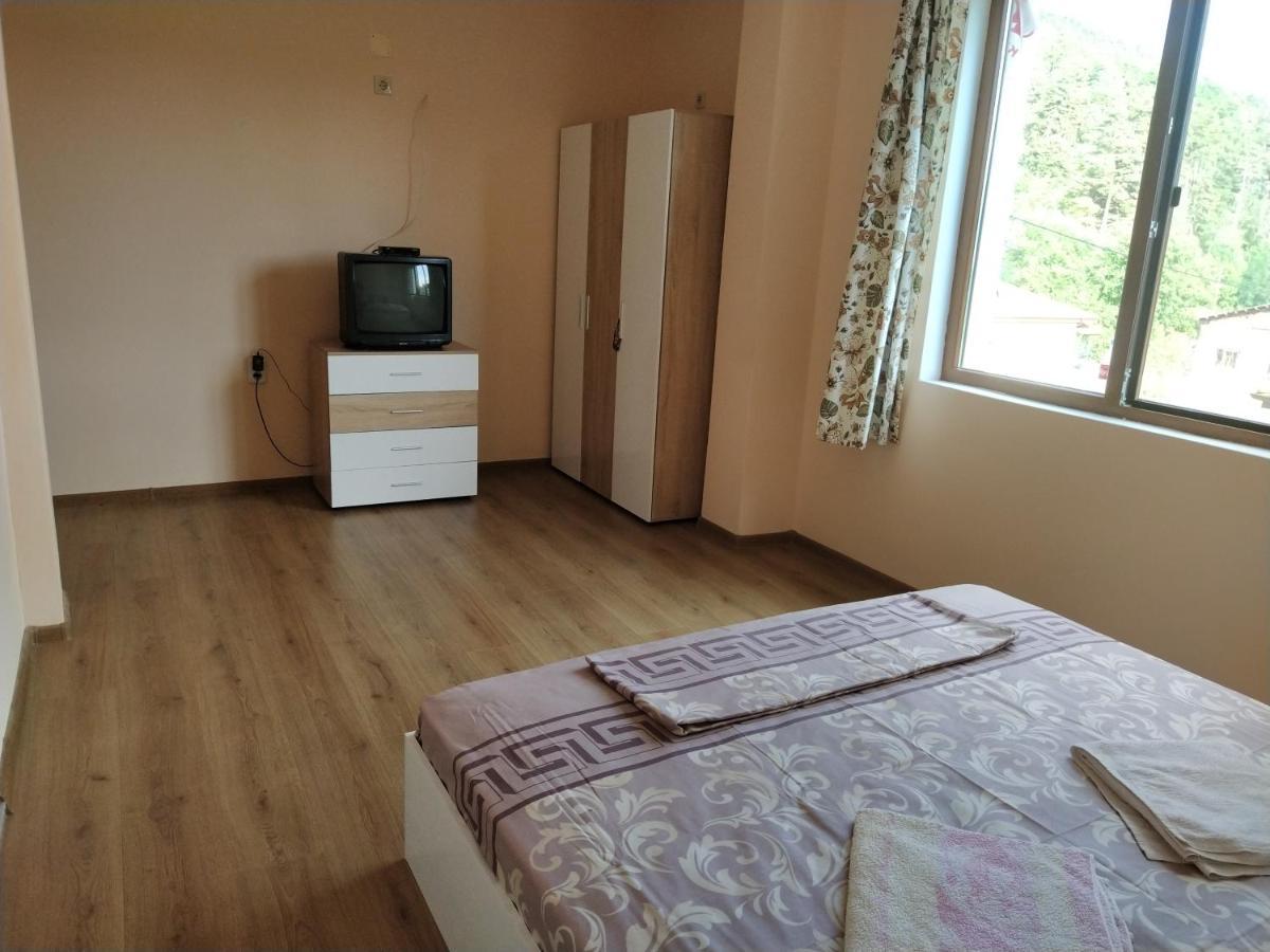 Guest House Proynovi คาโลเฟอร์ ภายนอก รูปภาพ