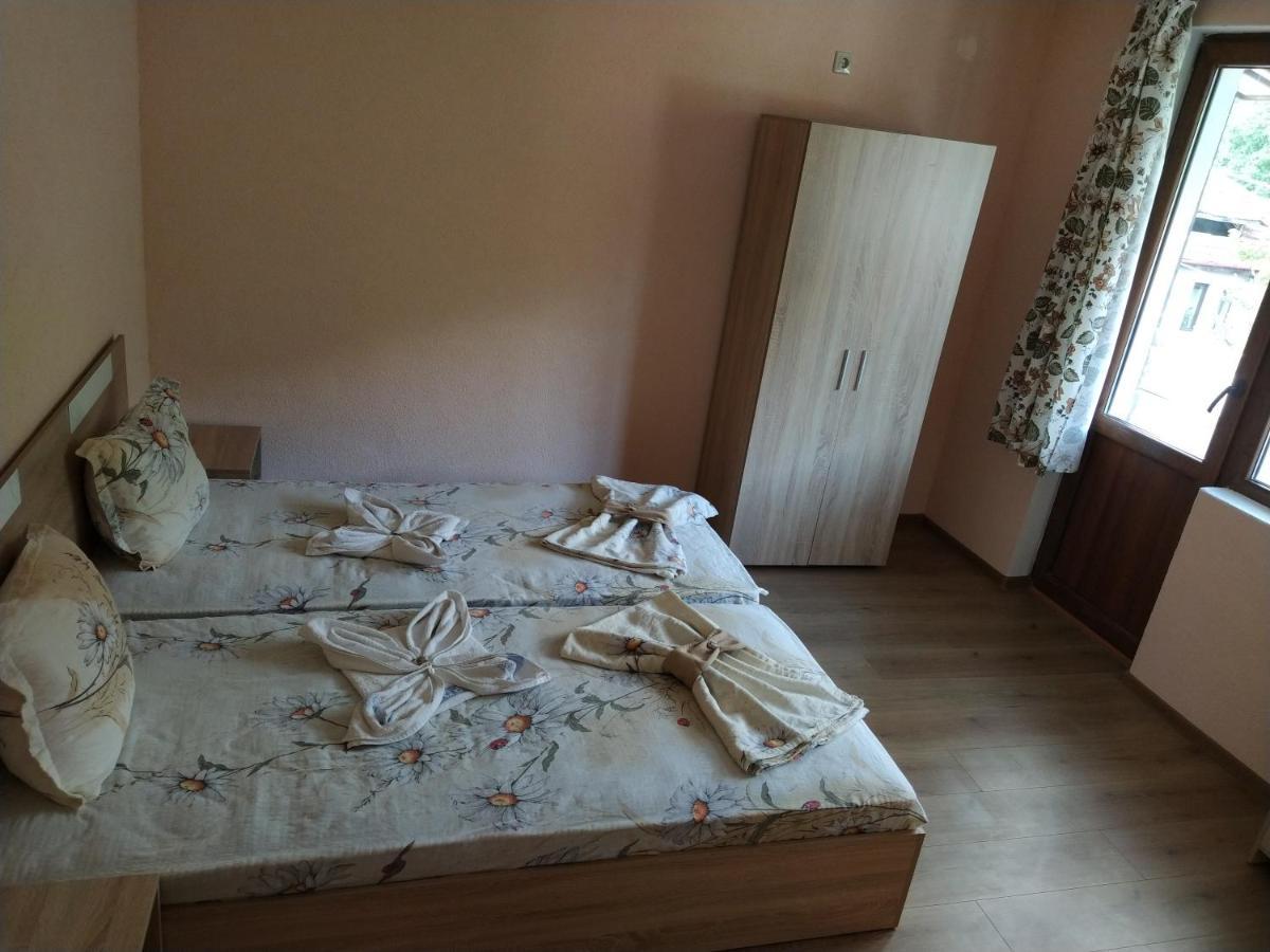Guest House Proynovi คาโลเฟอร์ ภายนอก รูปภาพ