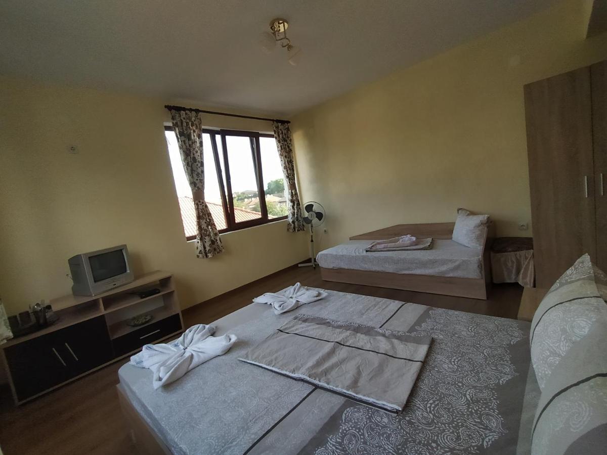 Guest House Proynovi คาโลเฟอร์ ภายนอก รูปภาพ