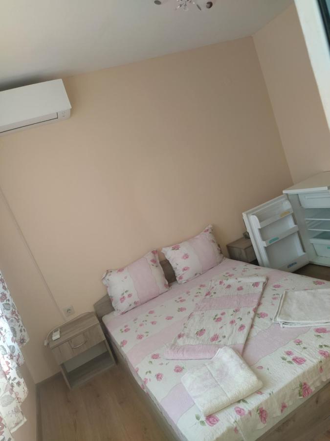 Guest House Proynovi คาโลเฟอร์ ภายนอก รูปภาพ