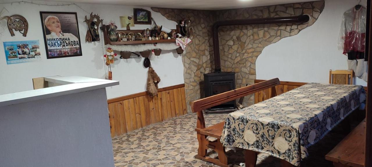 Guest House Proynovi คาโลเฟอร์ ภายนอก รูปภาพ
