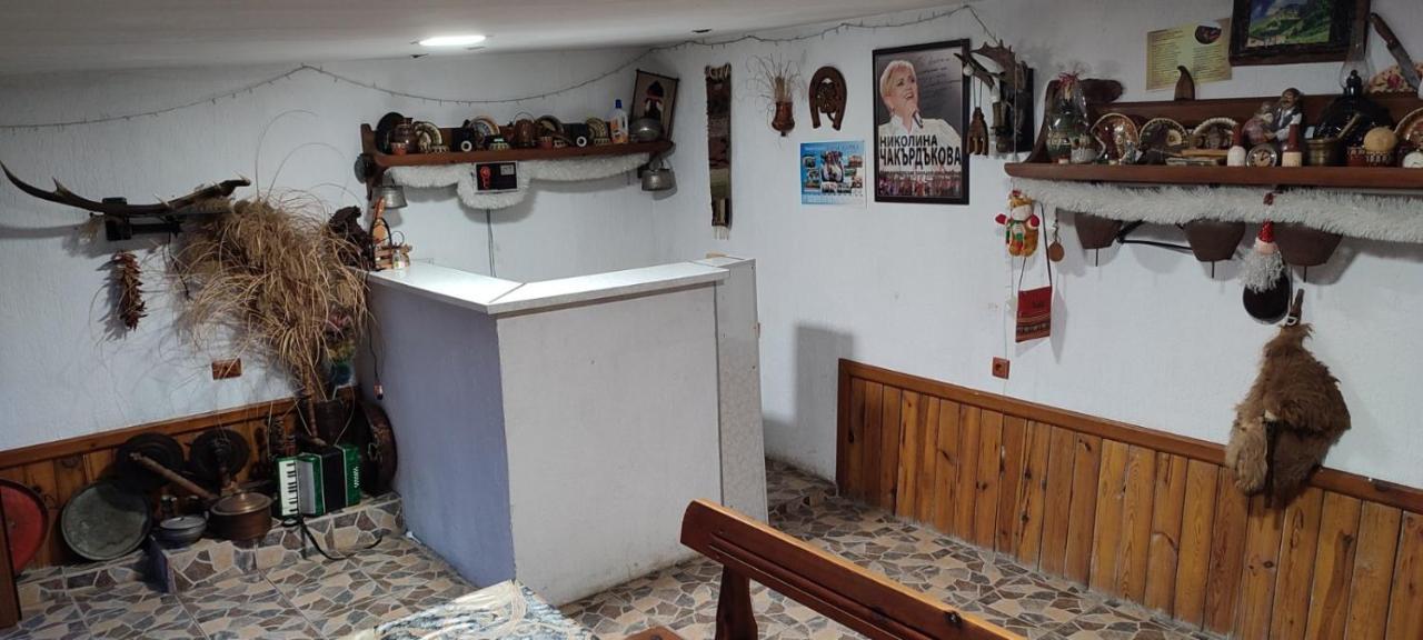 Guest House Proynovi คาโลเฟอร์ ภายนอก รูปภาพ