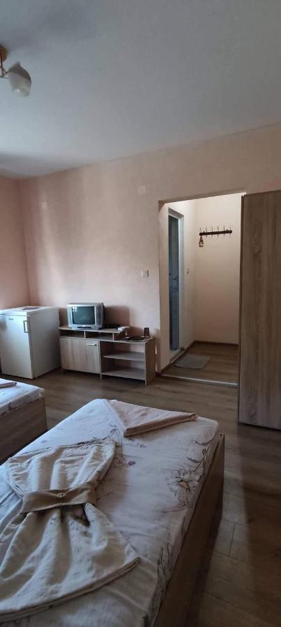 Guest House Proynovi คาโลเฟอร์ ภายนอก รูปภาพ